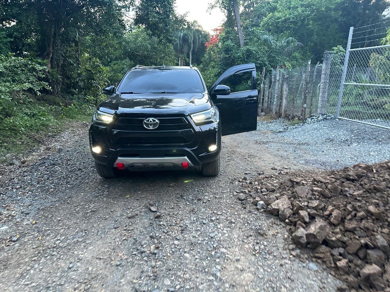 Toyota Hilux 4x4 de Transporte Duluma en ruta off-road