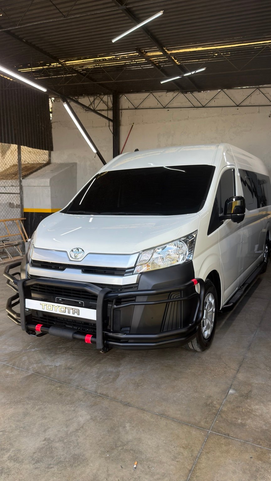 Vehículo Toyota de Transporte Duluma preparado para servicio de pasajeros